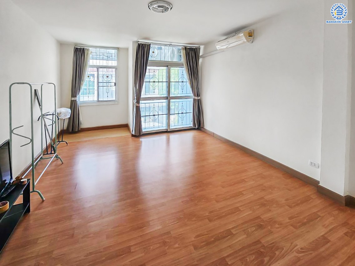 *****ทาวน์เฮ้าส์มือสองกรุงเทพมหานคร โครงการ ณราธร สุวินทวงศ์ เนื้อที่ 18 ตร.ว. ฟังก์ชัน 2 ห้องนอน 2 ห้องน้ำ บ้านสวย น่าอยู่มาก บนทำเลแห่งการเดินทาง เชื่อมต่อ ถนนสุวินทวงศ์, ถนนรามคำแหง, ถนนสุขาภิบาล 3, ถนนร่มเกล้า ใกล้รถไฟฟ้าสายสีส้ม "สถานีแยกร่มเกล้า" จองเลย!